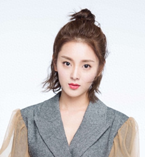 小刘佳笑容甜美气质，纯情大方的女性魅力，清纯可人让人眼前一亮