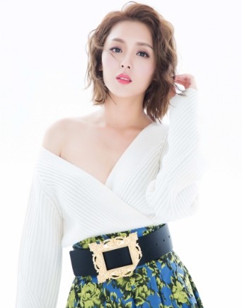 小刘佳笑容甜美气质，纯情大方的女性魅力，清纯可人让人眼前一亮