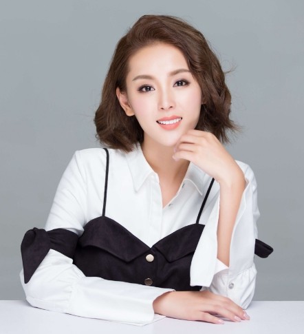 小刘佳笑容甜美气质，纯情大方的女性魅力，清纯可人让人眼前一亮