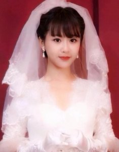 ​本以为杨紫和欧豪婚纱照最甜，看到杨紫和张一山之后，印象深刻