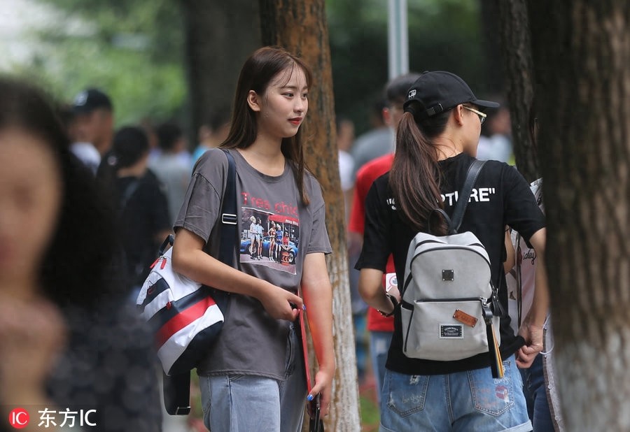 南艺新生报到：古典美人侧颜温婉秀气，素颜女神一瞥惊艳岁月