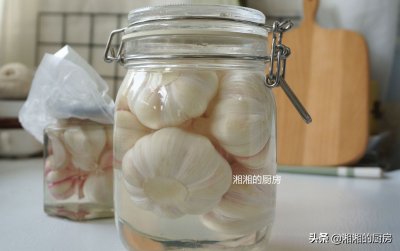 ​糖醋蒜的家常做法，开胃解暑，脆爽酸甜，先收藏起来
