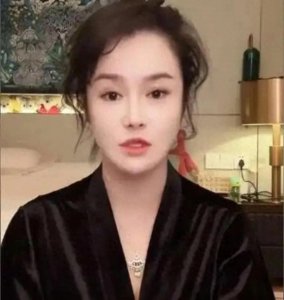 ​冉莹颖：从炫富到卖包，她的还债之路引关注