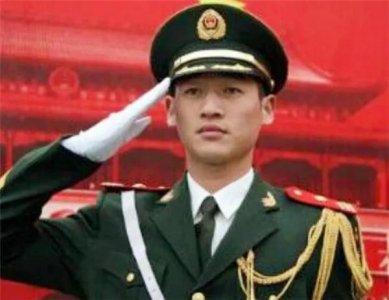 ​“中国第一升旗手”高红甫：12年升旗达6200次退伍后放弃百万年薪