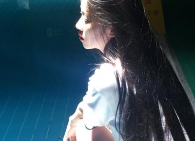 ​湄拉公主演员（女主角湄拉一袭红发性感撩人）