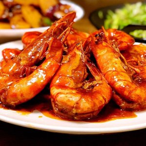 ​鲜香美味的红焖大虾，吃起来虾肉醇厚，非常过瘾