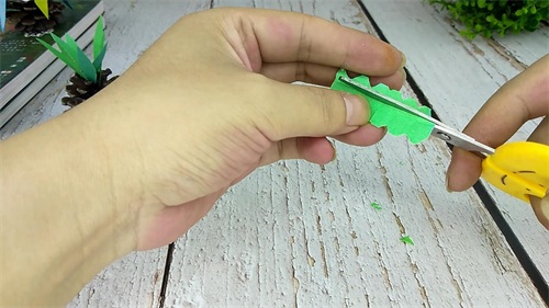 松果还能这样玩，3分钟diy制作漂亮逼真的菠萝！简单易学手工教程