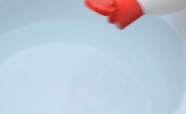 用84漂白衣服步骤,84消毒液洗白鞋的用法图17