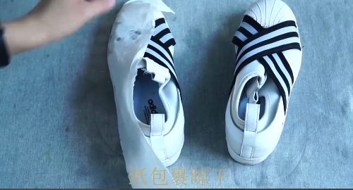 用84漂白衣服步骤,84消毒液洗白鞋的用法图8