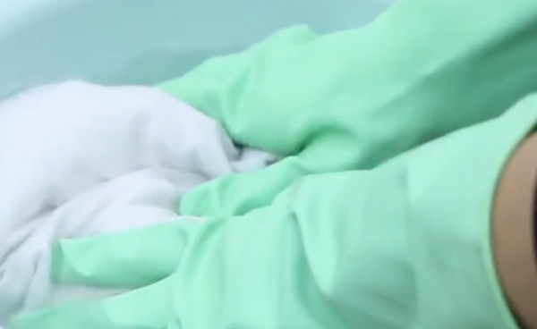 用84漂白衣服步骤,84消毒液洗白鞋的用法图21