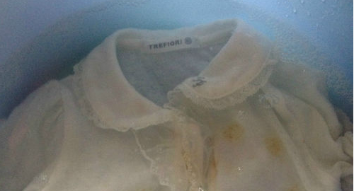 用84漂白衣服步骤,84消毒液洗白鞋的用法图2