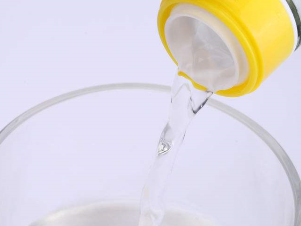 用84漂白衣服步骤,84消毒液洗白鞋的用法图13