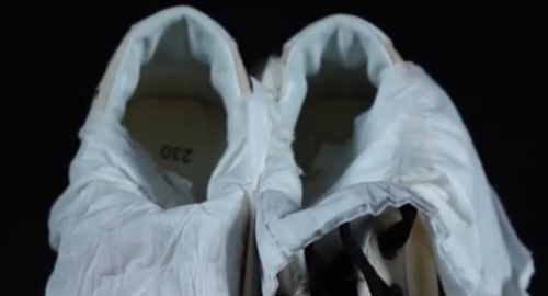 用84漂白衣服步骤,84消毒液洗白鞋的用法图7