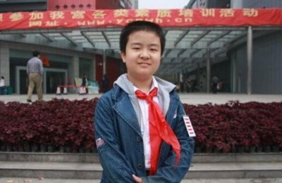 ​“五道杠少年”黄艺博，曾火遍全国，高考只考477分，现状如何？