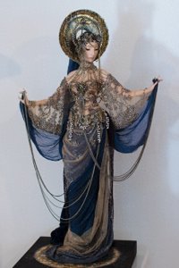 ​一组华丽而又精致的手工瓷娃娃