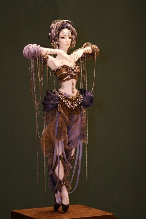 一组华丽而又精致的手工瓷娃娃