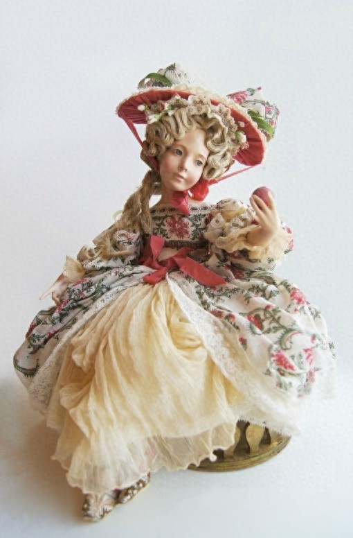 一组华丽而又精致的手工瓷娃娃