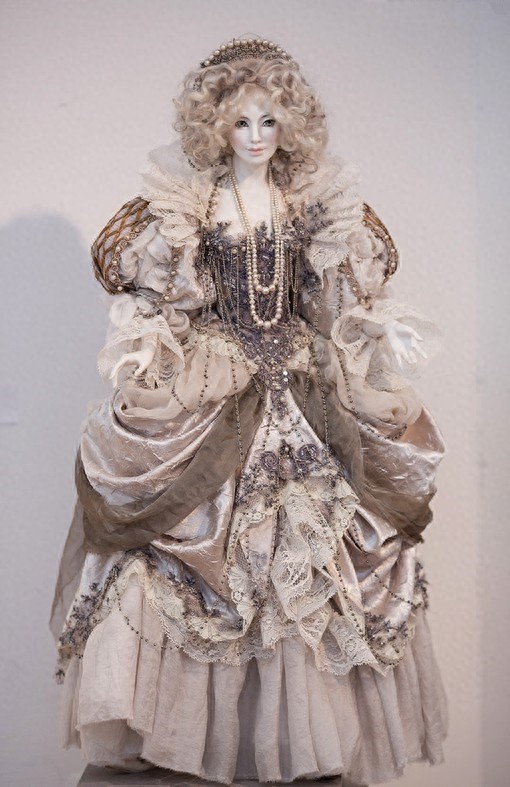 一组华丽而又精致的手工瓷娃娃
