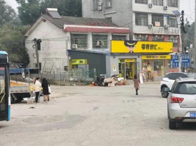 ​长沙市望城区零食很忙店被指违规经营，市民呼吁查处