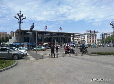 ​南充两座火车客运站，分别在不同走向的两条铁路干线上