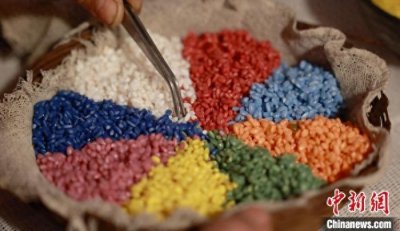 ​广西“80后”纯手工制作五色糯米饭 传承壮族文化