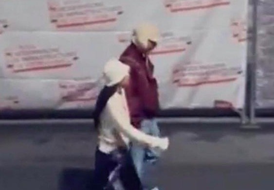 金泰亨Jennie牵手漫步 沉默情侣组再上一分!