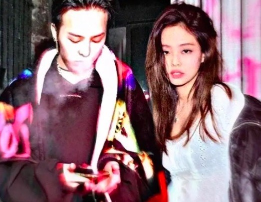 金泰亨Jennie牵手漫步 沉默情侣组再上一分!