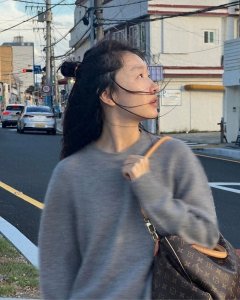 ​网友釜山咖啡厅偶遇周冬雨，灰色毛衣搭配黑色裤子，不输红毯穿搭