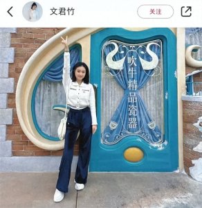 ​马伊琍女儿身材高挑惊艳亮相，15岁颜值逐渐超越母亲！