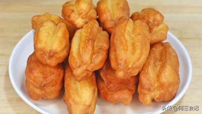 ​油条原来这么简单，10分钟就搞定，个个松软酥脆，真是太香了