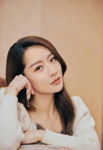 ​演员白冰近照