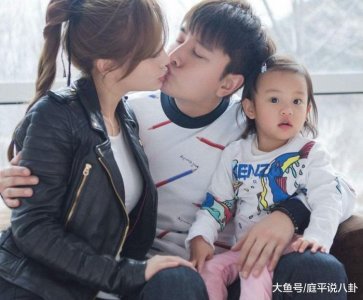 ​贾乃亮带甜馨外出吃饭, 甜馨变得乖巧可爱, 网友却表示心疼!