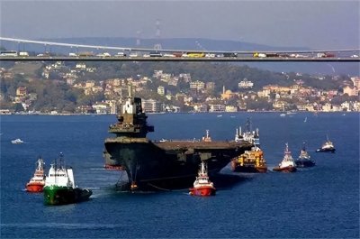 ​2001年贺鹏飞因突发心脏病去世，母亲盯着遗体发呆，重复说一句话