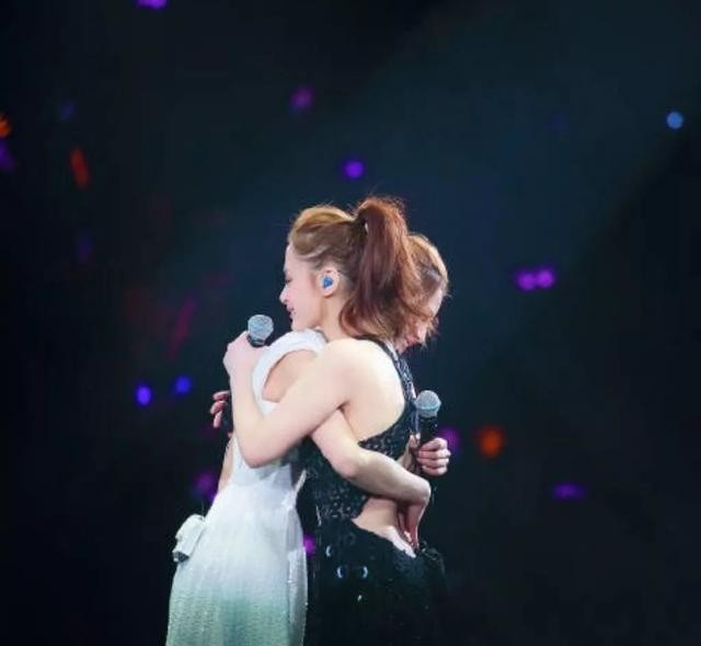 男粉丝想牵手阿娇被拒（女神的手可不是好牵的）