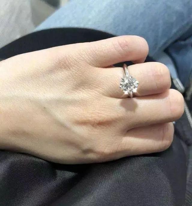 男粉丝想牵手阿娇被拒（女神的手可不是好牵的）