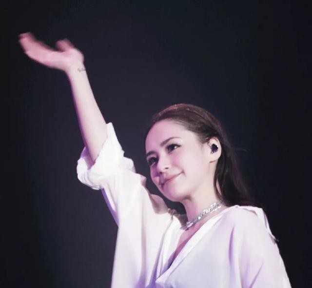 男粉丝想牵手阿娇被拒（女神的手可不是好牵的）