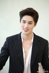 当红泰星Tor手持YSL和Gucci代言，会拼尽全力保护女友