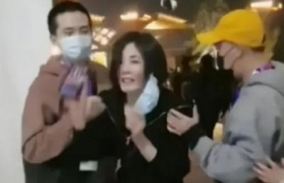 ​谢霆锋被甩?独自坐路边吃面,穿着打扮接地气,不理会分手传闻