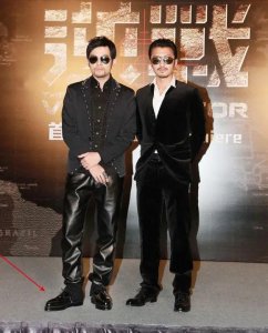 ​谢霆锋官方身高1.74米，印象中也不矮，那就用事实来说话吧。