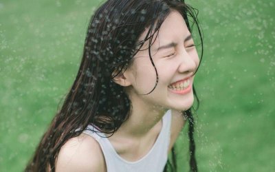 ​一个人动情之后，会频繁出现以下3个小动作