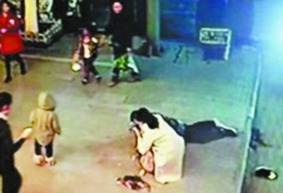 ​老人摔伤及时获救！家人发帖寻恩人，90后“最美女护士”找到了