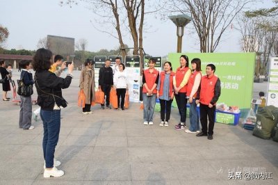 ​内江市举行“践行十爱·一木环保”公益行动进机关暨捐书志愿服务活动