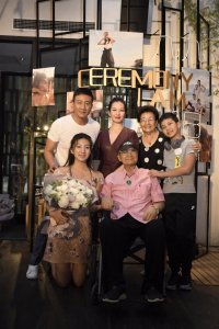 ​胡军父亲中秋去世！曾抓几十条蛇为父治病，父子也曾同登春晚献唱