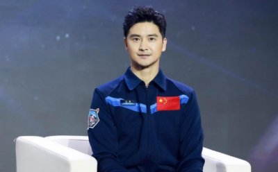 ​冠军田亮一家过新年！14岁女儿罕见现身，身高超1米7，比妈妈还美