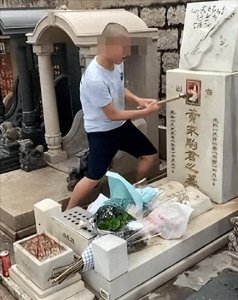 ​黄家驹墓碑被破坏，弟弟黄家强回应疑似内涵内地，网友要求道歉