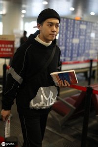 ​帅气依旧！朱元冰素颜现身颜值依然不减，穿全黑look个性简单