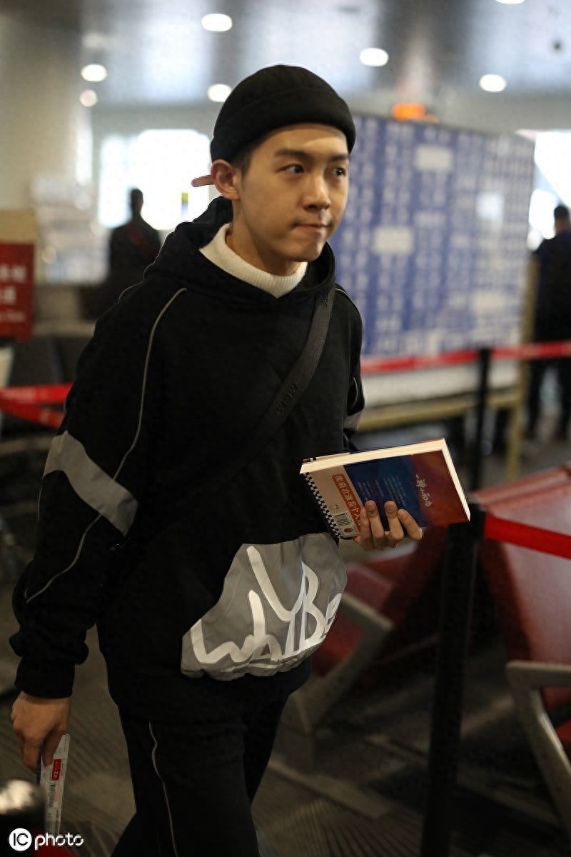 帅气依旧！朱元冰素颜现身颜值依然不减，穿全黑look个性简单