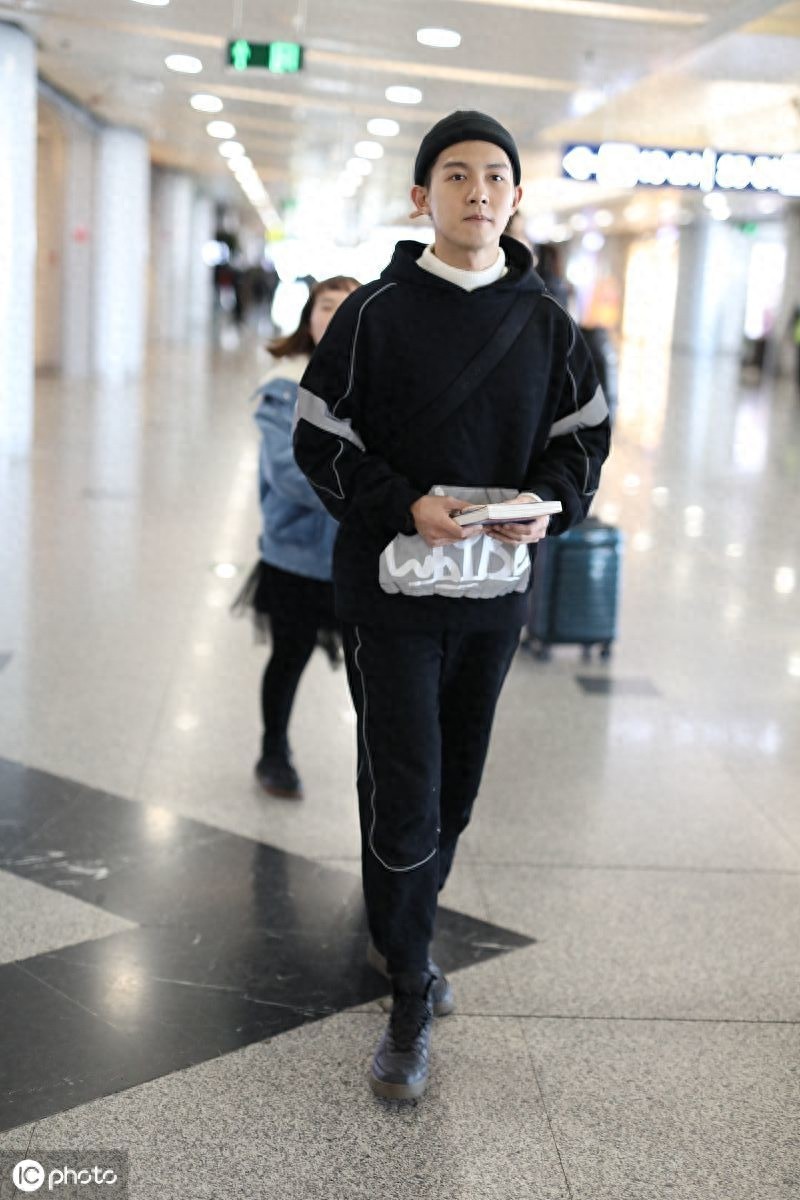 帅气依旧！朱元冰素颜现身颜值依然不减，穿全黑look个性简单