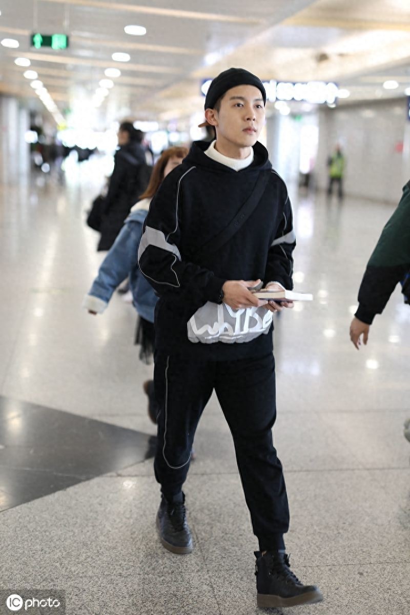 帅气依旧！朱元冰素颜现身颜值依然不减，穿全黑look个性简单