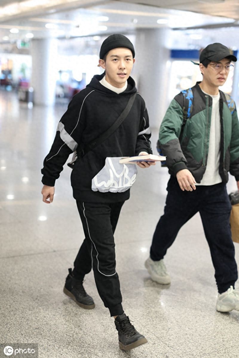 帅气依旧！朱元冰素颜现身颜值依然不减，穿全黑look个性简单